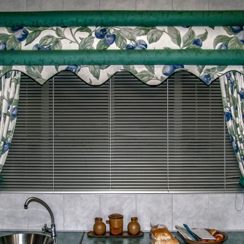 Curtains with covered Pelmet with 25mm Plain Venetian Blind